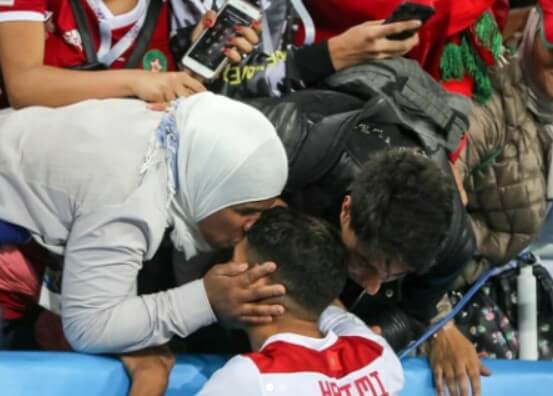 Saida Mouh planting a kiss on Achraf Hakimi forehead during the 2018 World Cup in Russia.